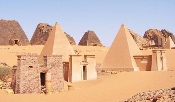 Matriarcat Nubien (Soudan) : les reines noires de Koush face à l’empire romain Sudan_meroe_pyramids_30sep2005_2