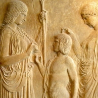 Démeter transmettant l'agriculture aux hommes, sous les yeux de Perséphone, Musée national archéologique d'Athènes.